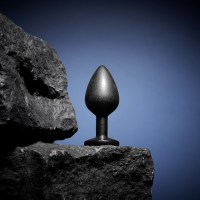 6073308 6073315 6073322-LIFESTYLE Image 1-ONIX PLUG S M L-DORCEL-2000X2000-min